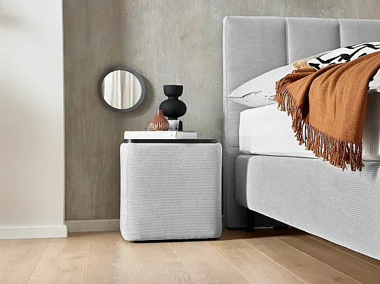 Interliving Boxspringbett Serie 1418 - Boxspringbett mit feinem Cordbezug Nachtkonsole, ca. B48/H50/T48 cm. 